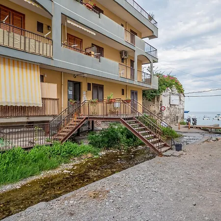 Guesthost - Cozy Beachfront In Taormina! *